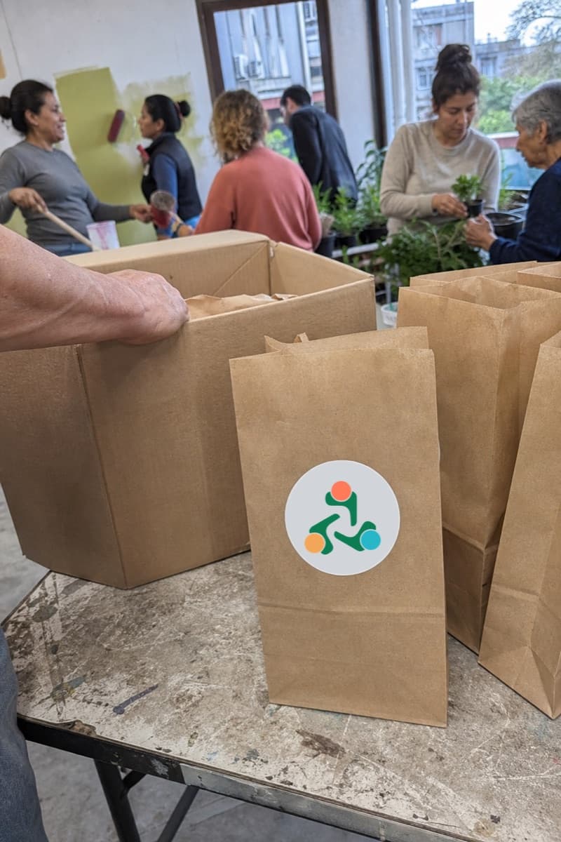 Personas de una cooperativa preparando pedidos para su comunidad