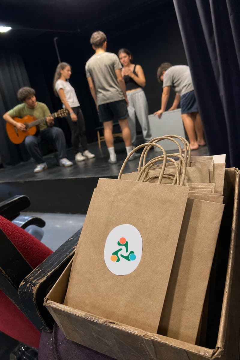 Jóvenes de un grupo de teatro durante un ensayo